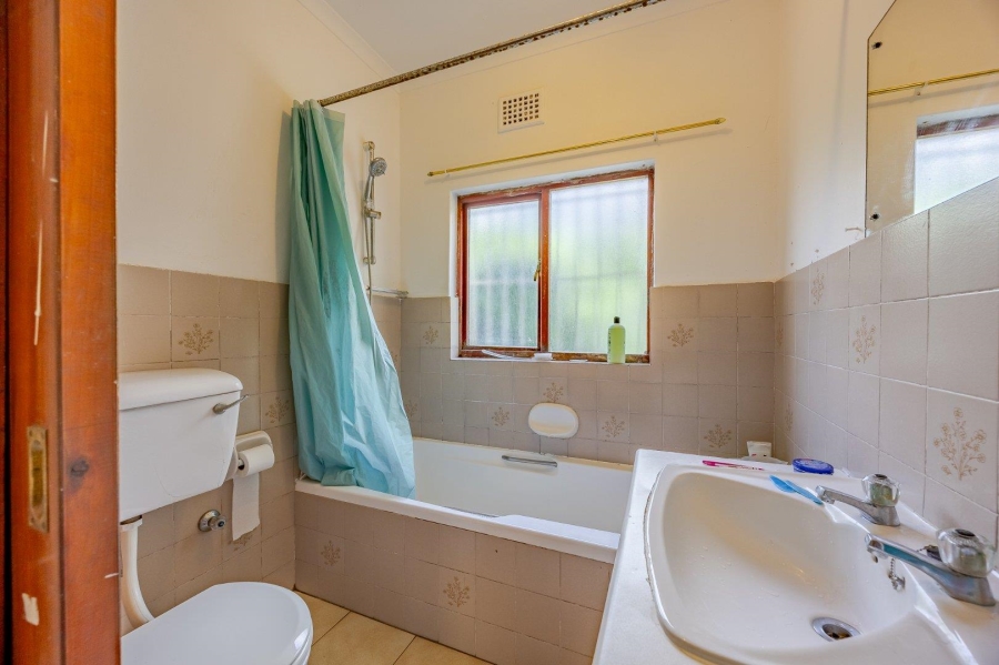 5 Bedroom Property for Sale in Lakeside Western Cape